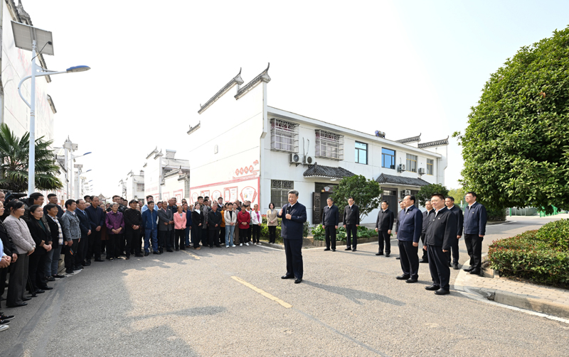 11月4日至6日,中共中央總書記、國家主席、中央軍委主席習(xí)近平在湖北考察。這是5日上午,習(xí)近平在咸寧市嘉魚縣潘家灣鎮(zhèn)四邑村考察時,同村民們親切交流。