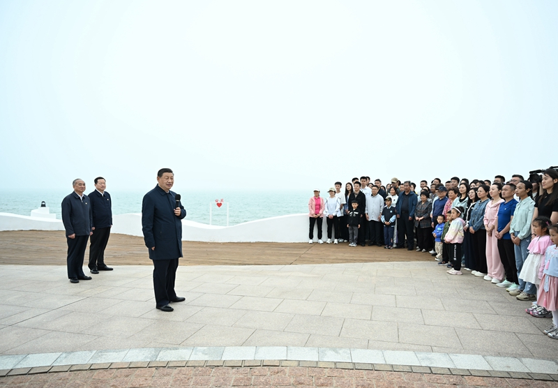 5月22日至24日,中共中央總書記、國(guó)家主席、中央軍委主席習(xí)近平在山東考察。這是22日下午,習(xí)近平在日照市陽光海岸綠道同市民和游客親切交流。