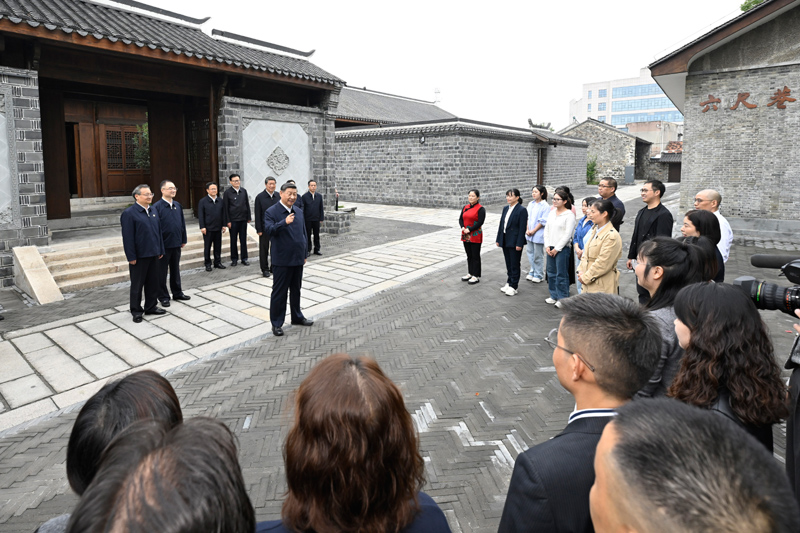 10月17日至18日,中共中央總書記、國家主席、中央軍委主席習近平在安徽考察。這是17日下午,習近平在安慶桐城市六尺巷考察時,同當?shù)鼐用窈陀慰陀H切交流。