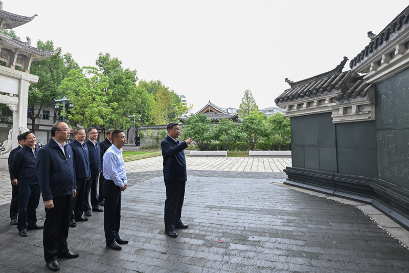10月17日至18日,中共中央總書記、國家主席、中央軍委主席習近平在安徽考察。這是17日下午,習近平在安慶桐城市六尺巷考察。