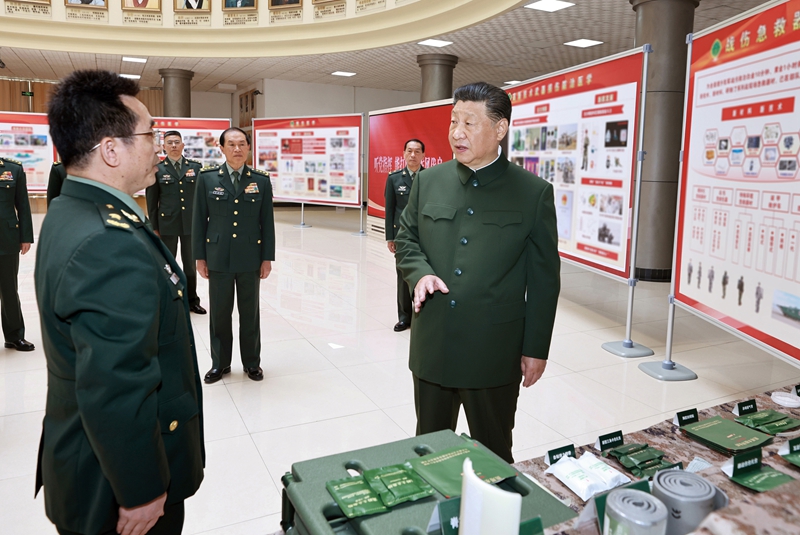 4月23日,中共中央總書記、國家主席、中央軍委主席習近平到陸軍軍醫大學視察。這是習近平察看戰傷急救器材和學員操作演示。