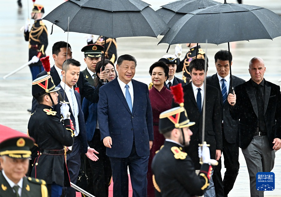 當地時間5月5日下午,國家主席習近平乘專機抵達巴黎,應法蘭西共和國總統馬克龍邀請,對法國進行國事訪問。