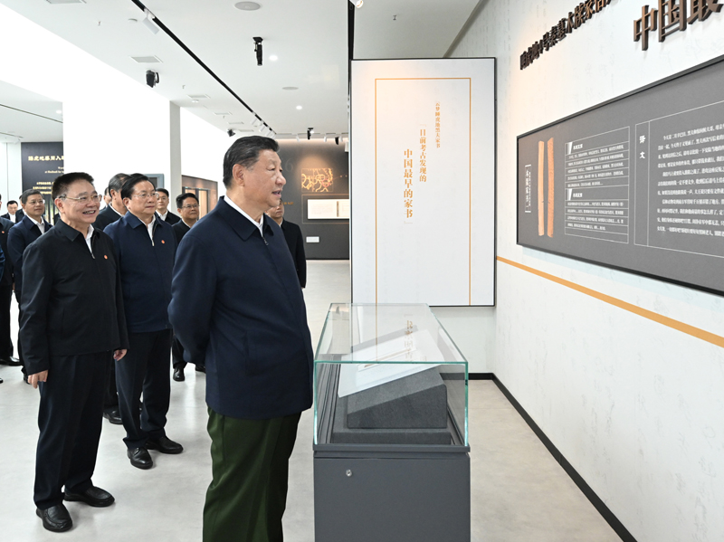 11月4日至6日,中共中央總書記、國家主席、中央軍委主席習(xí)近平在湖北考察。這是4日下午,習(xí)近平在孝感市云夢縣博物館參觀出土秦漢簡牘展。