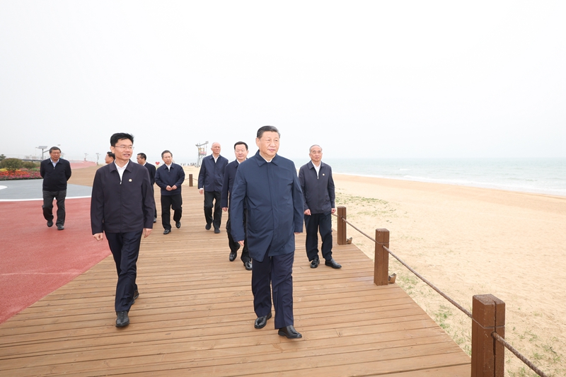 5月22日至24日,中共中央總書記、國(guó)家主席、中央軍委主席習(xí)近平在山東考察。這是22日下午,習(xí)近平在日照市陽光海岸綠道考察。