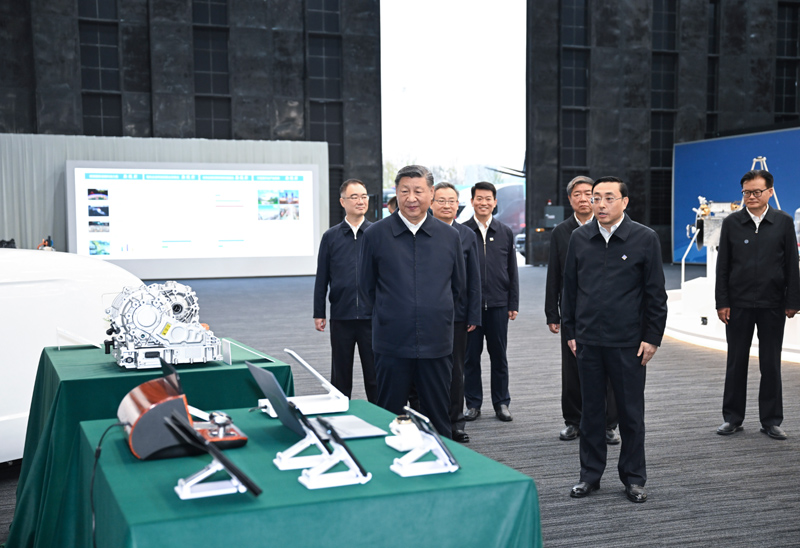 10月17日至18日,中共中央總書記、國家主席、中央軍委主席習近平在安徽考察。這是17日下午,習近平在合肥濱湖科學城察看安徽省重大科技創(chuàng)新成果集中展示。