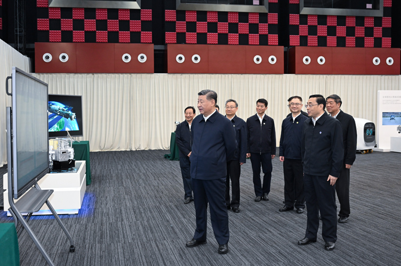 10月17日至18日,中共中央總書記、國家主席、中央軍委主席習近平在安徽考察。這是17日下午,習近平在合肥濱湖科學城察看安徽省重大科技創(chuàng)新成果集中展示。