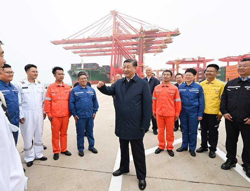 ??5月22日至24日,中共中央總書記、國(guó)家主席、中央軍委主席習(xí)近平在山東考察。這是22日下午,習(xí)近平在日照港親切慰問港口科技工作者、運(yùn)營(yíng)人員、航運(yùn)人員。