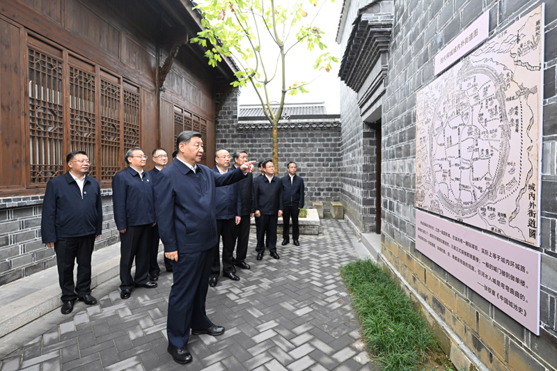 10月17日至18日,中共中央總書記、國家主席、中央軍委主席習近平在安徽考察。這是17日下午,習近平在安慶桐城市六尺巷考察。