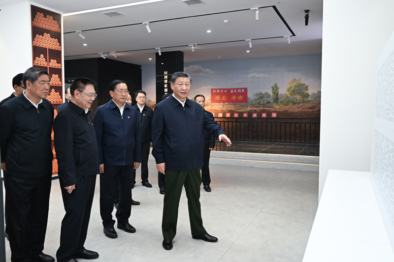 11月4日至6日,中共中央總書記、國家主席、中央軍委主席習(xí)近平在湖北考察。這是4日下午,習(xí)近平在孝感市云夢縣博物館參觀出土秦漢簡牘展。