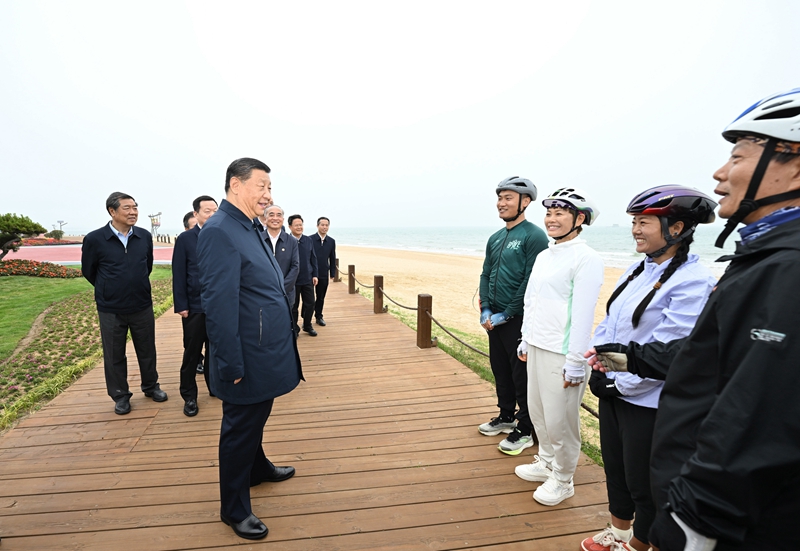 5月22日至24日,中共中央總書記、國(guó)家主席、中央軍委主席習(xí)近平在山東考察。這是22日下午,習(xí)近平在日照市陽光海岸綠道同市民親切交流。