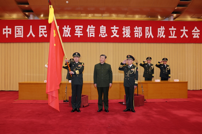 4月19日,中國(guó)人民解放軍信息支援部隊(duì)成立大會(huì)在北京八一大樓隆重舉行。中共中央總書記、國(guó)家主席、中央軍委主席習(xí)近平向信息支援部隊(duì)授予軍旗并致訓(xùn)詞。這是習(xí)近平將軍旗授予信息支援部隊(duì)司令員畢毅、政治委員李偉。