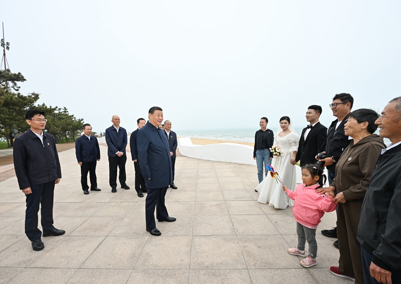 5月22日至24日,中共中央總書記、國(guó)家主席、中央軍委主席習(xí)近平在山東考察。這是22日下午,習(xí)近平在日照市陽光海岸綠道同市民親切交流。