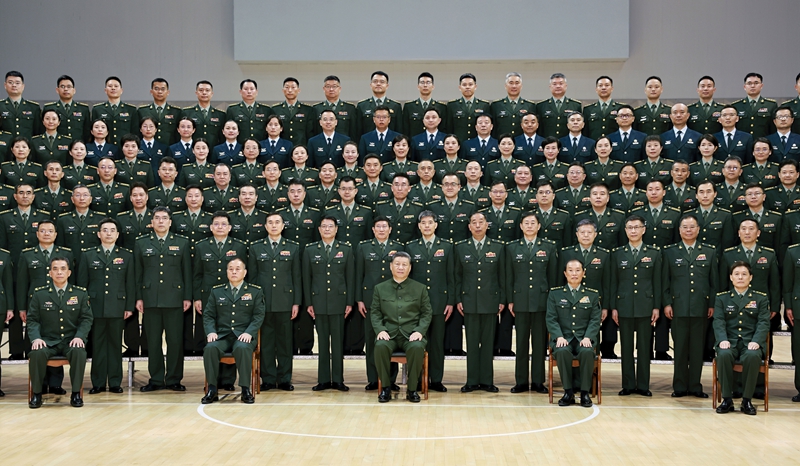4月23日,中共中央總書記、國家主席、中央軍委主席習近平到陸軍軍醫大學視察。這是習近平親切接見陸軍軍醫大學官兵代表。